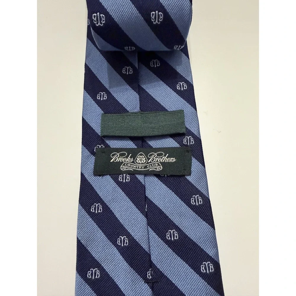 BROOKS BROTHERS COUNTRY CLUB SILK TIE Striped  Light And Dark BLUE MADE IN‎ USA